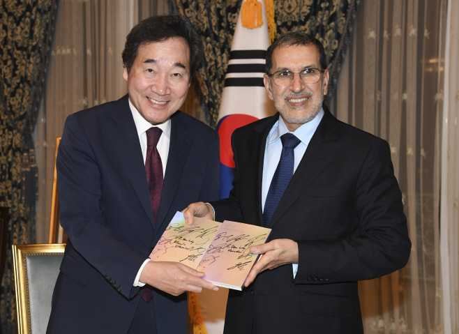 만찬서 모로코 총리의 딸에게 줄 CD 전달하는 이낙연 총리