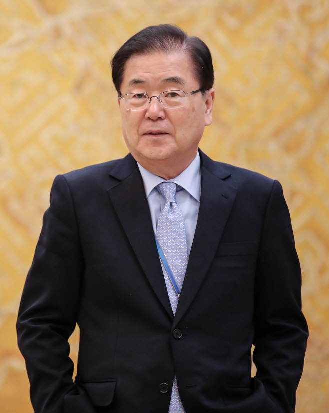 베트남 국회의장 면담 대기하는 정의용 국가안보실장