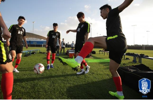 첫 훈련에 나선 축구 대표팀 선수들<YONHAP NO-1796>
