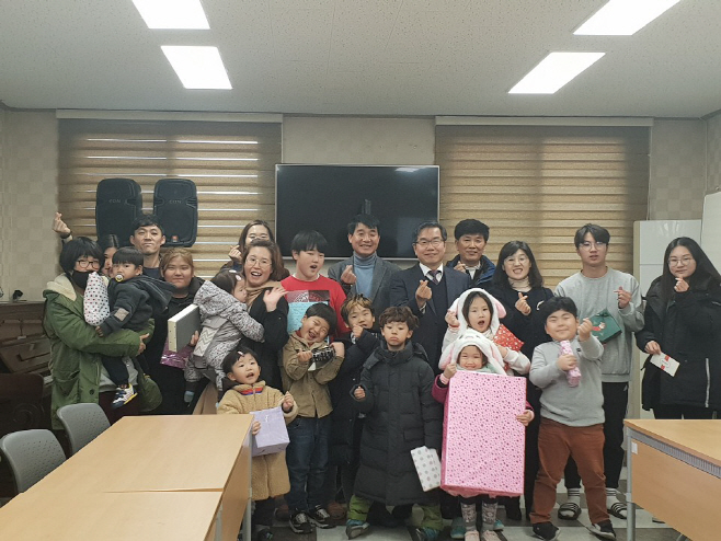 영신해밀홈 가족들이 기념촬영을 하고 있다