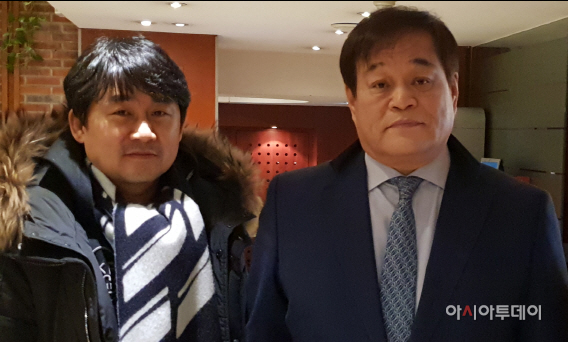 최용만 사장 과 이인경 대표(우측)