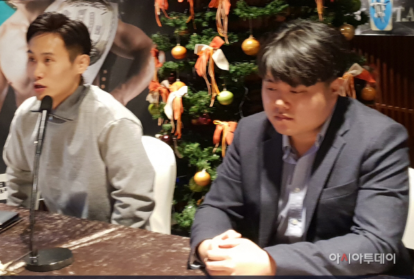 기자들의 질의에 답하는 이중경.이상호 KBF 과장(우측)