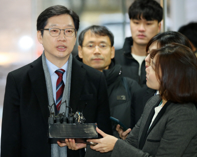 답변하는 김경수