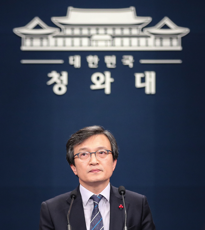 취재진 질문 받는 김의겸 청와대 대변인