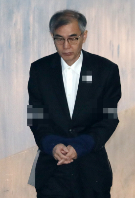 법정 향하는 정재찬 전 공정위원장