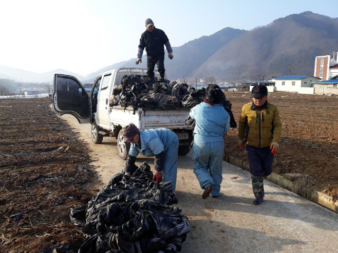 1-3. 사진(영양군, 농촌 영농폐기물 수거처리반 사업 호응)