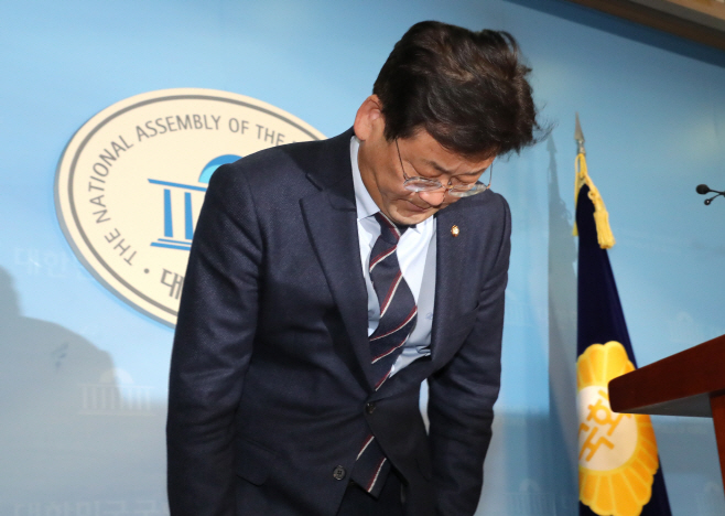 고개숙여 인사하는 김정호 의원<YONHAP NO-2181>