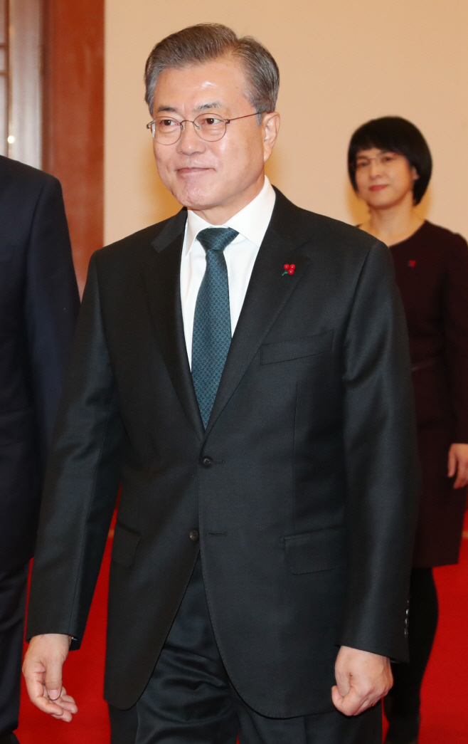 환담장으로 이동하는 문재인 대통령