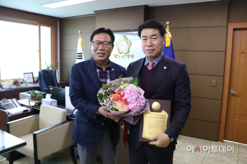 의정봉사(좌-박기호청도군의회의장, 우-박재성운영행정위원장