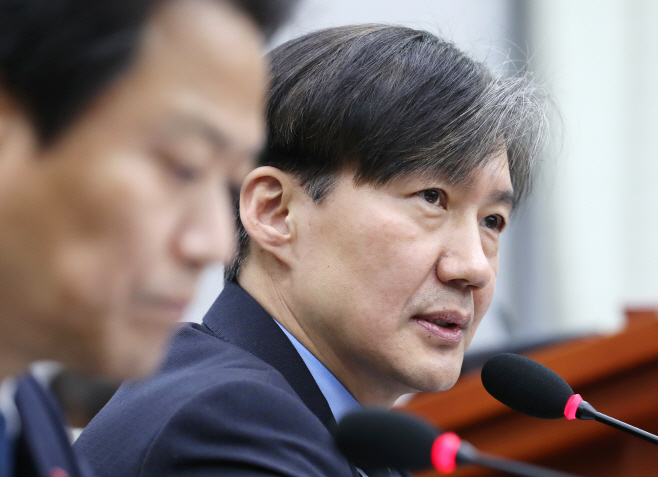 질의에 답변하는 조국 민정수석<YONHAP NO-2541>
