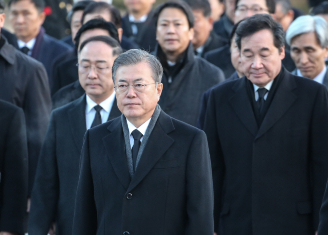 국립현충원 참배 나선 문 대통령
