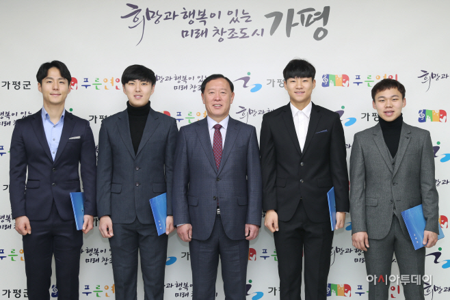 왼쪽부터 오태희, 장지웅, 김성기군수, 하재민, 금강산 선수