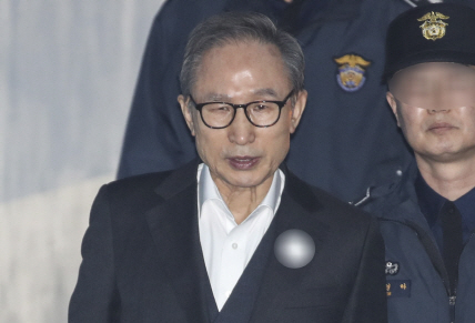 항소심 첫 공판 출석하는 이명박