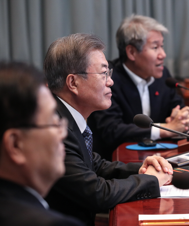 수석 보좌관 회의 참석한 문 대통령