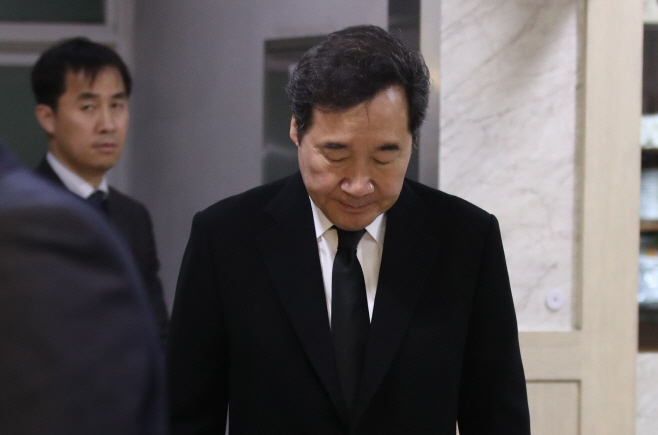 침통한 표정의 이낙연 총리