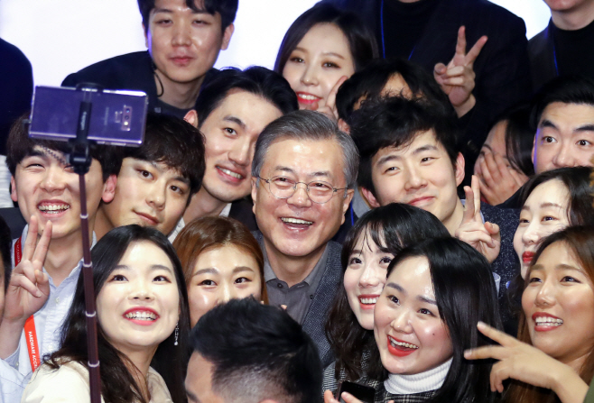 문 대통령, 스타트업 젊은 창업자들과 함께