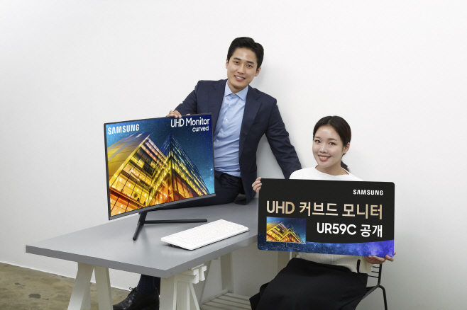삼성 모니터 신제품_32형UR59C_모델컷