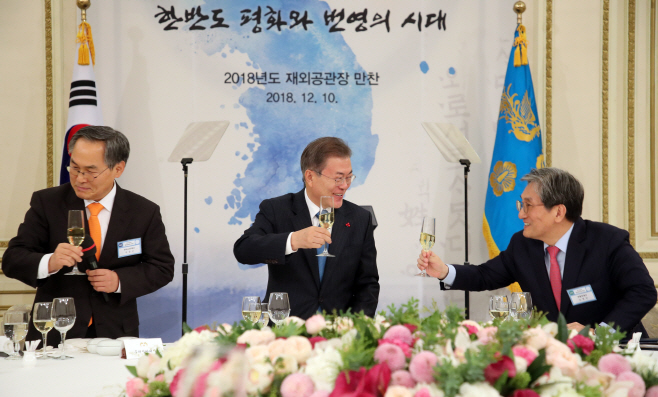 재외공관장들과 건배하는 문 대통령