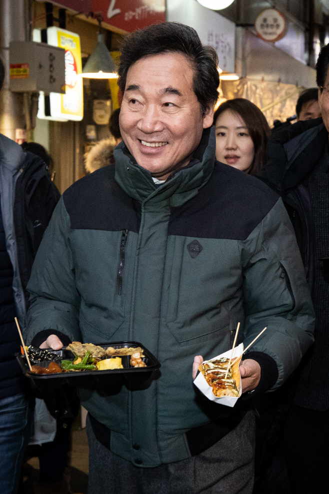 이낙연 국무총리, 엽전 도시락 들고 '환한 미소'