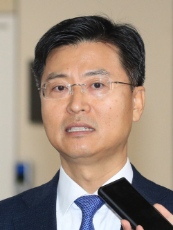 취재진 질문에 답하는 최윤수