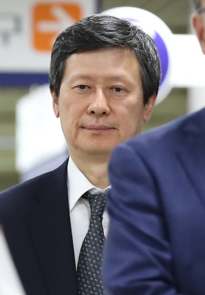 법정 나서는 신동주