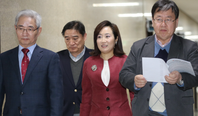 기자간담회장 향하는 한국당 조강특위 위원들<YONHAP NO-2832>
