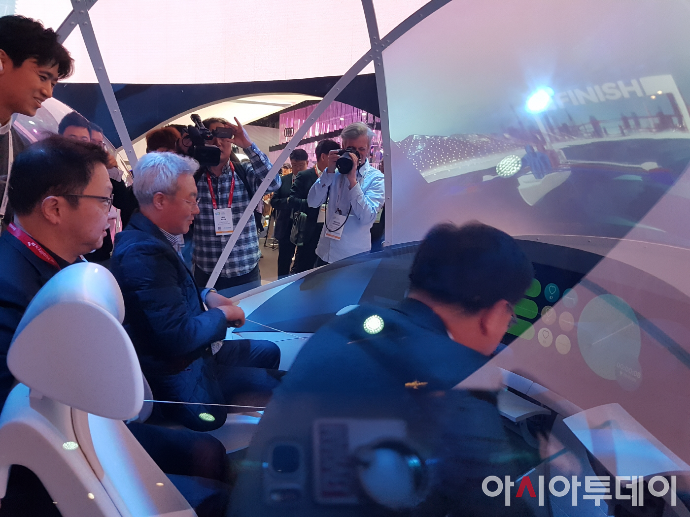 [포토][CES 2019]현대차 전시부스를 방문한 최재원 SK 수석부회장