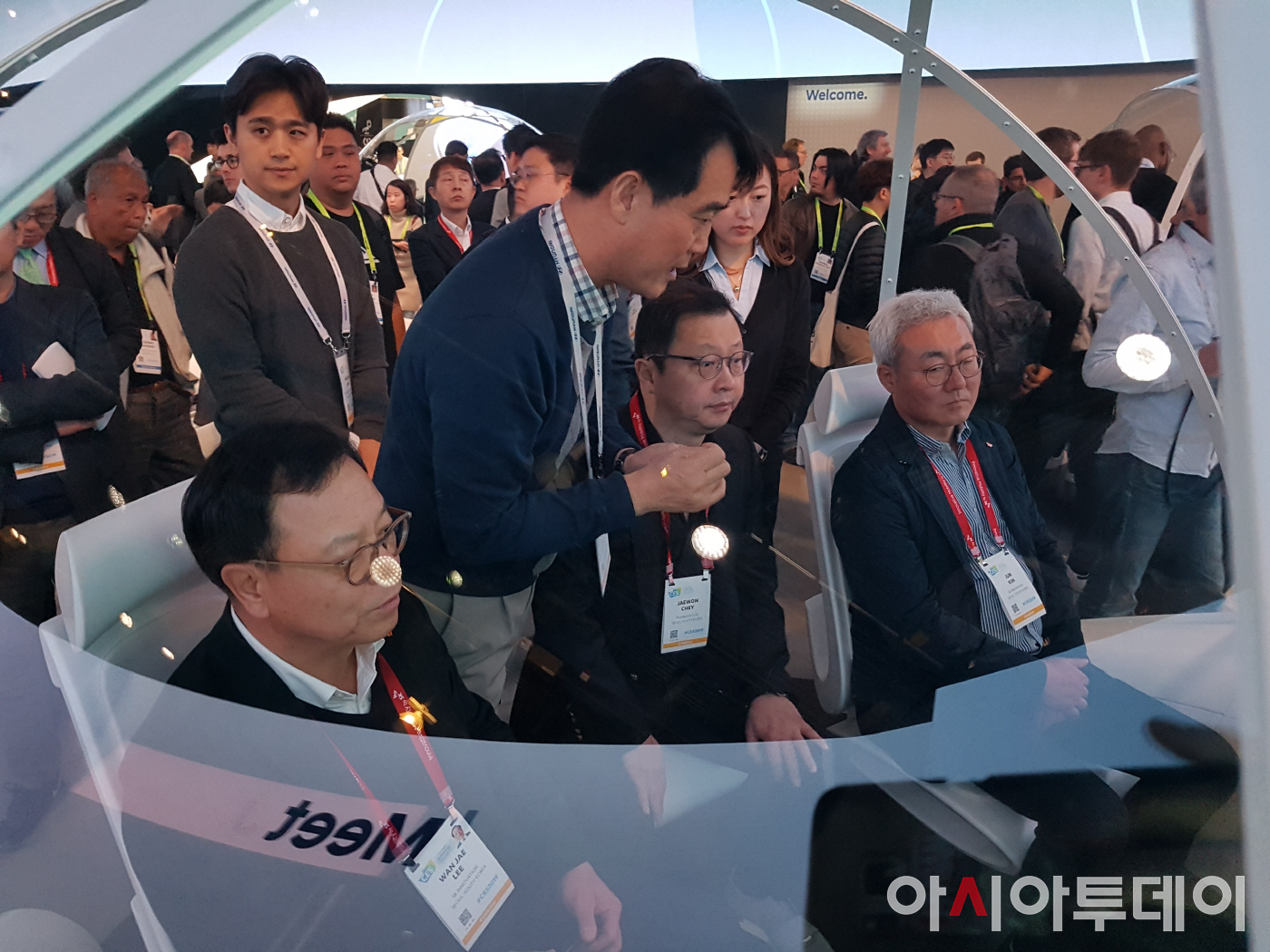[포토][CES 2019]현대차 전시부스를 방문한 최재원 SK 수석부회장