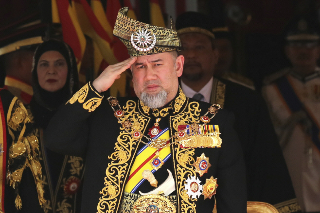 Malaysia King Abdicates <YONHAP NO-4965> (AP)