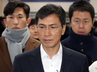 법정 향하는 굳은 표정의 안희정