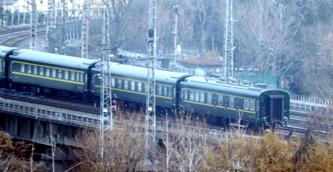 베이징 떠나는 북한 특별열차<YONHAP NO-3714>