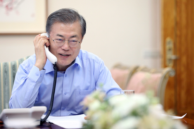 새해맞이 '국민과 전화통화'하는 문 대통령