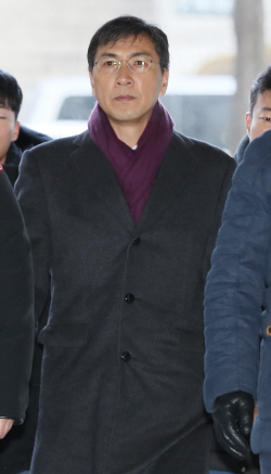 법정 향하는 안희정