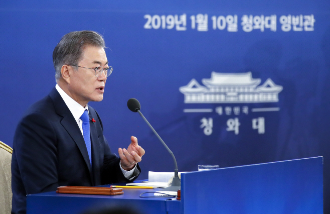 신년 기자회견하는 문 대통령