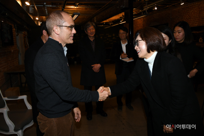 은수미 성남시장(오른쪽)이 현지시각 11악수를 하고 있다.