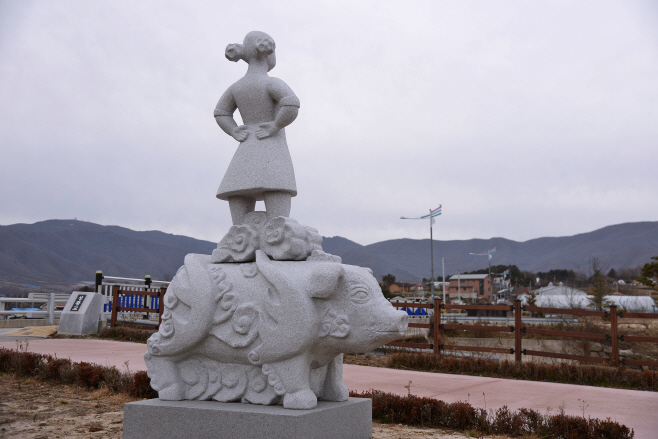 여행/ 해안면의 돼지 전설을 소재로 한 동상