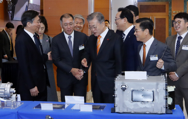 정의선 부회장에 수소차 질문하는 문대통령