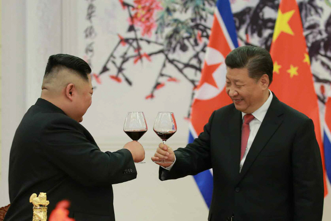 건배하는 김정은과 시진핑