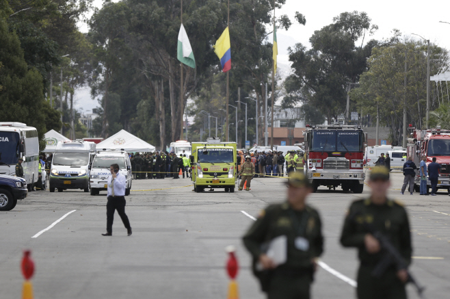 폭탄車 콜롬비아 경찰학교서 '쾅'…