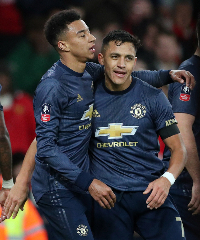 SOCCER-ENGLAND-ARS-MUN/ <YONHAP NO-2330> (REUTERS)