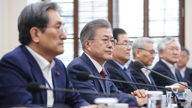 수석 보좌관들에게 발언 마친 문 대통령