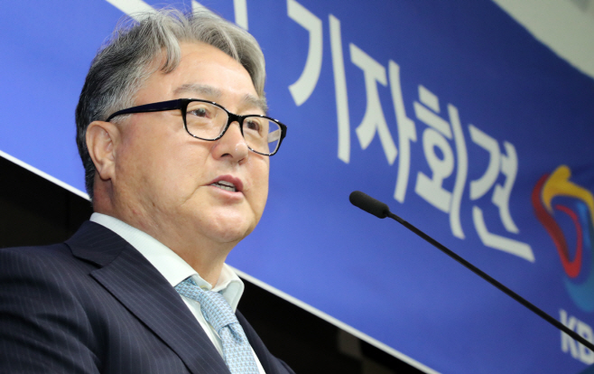 소감 말하는 김경문 신임 감독<YONHAP NO-3863>