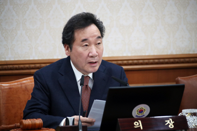 국무회의서 발언하는 이낙연 총리