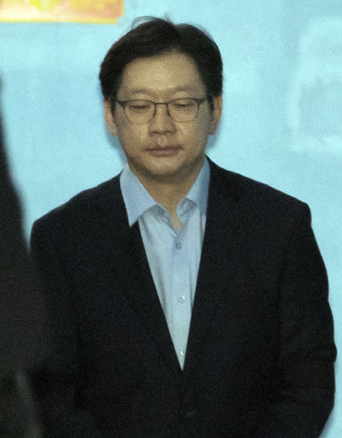 굳은 표정의 김경수