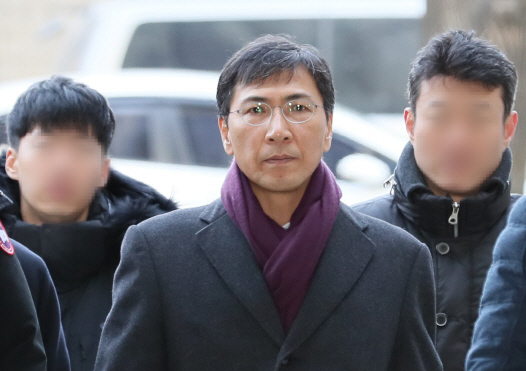 법정 향하는 안희정