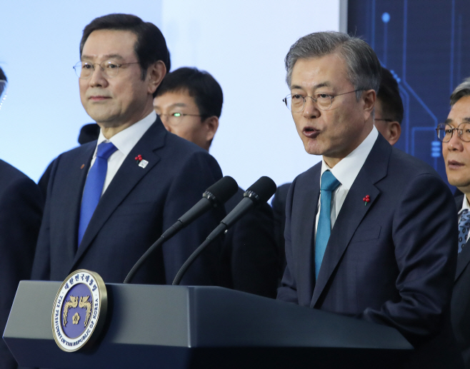 문 대통령, '광주형 일자리' 행복한 동행 축하