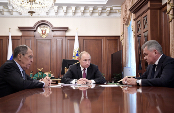 President Putin meets with Foreign Minister Lavrov and Defense Minister Shoigu
