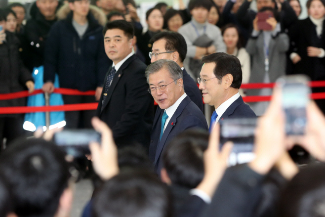 광주형일자리 협약식 참석하는 문재인 대통령