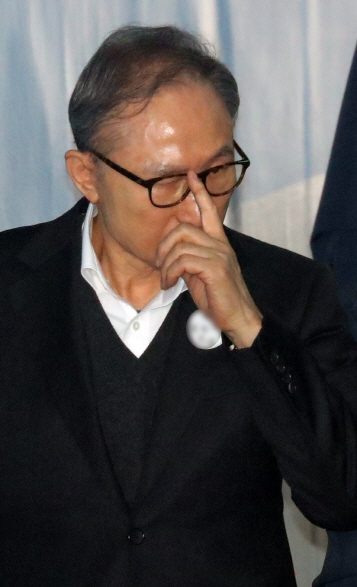법정 향하는 이명박 전 대통령