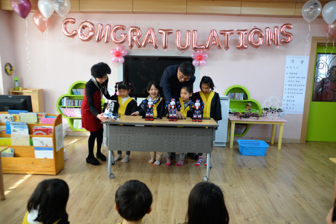 상주사벌초병설유치원-로봇과함께졸업축하 (2)